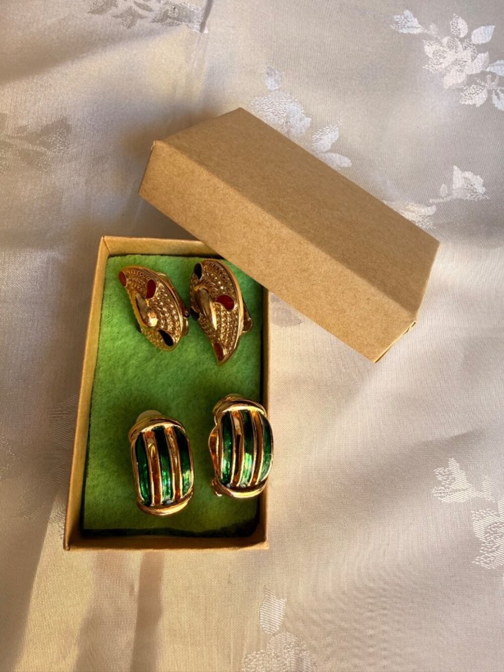2 Pairs - Vintage GoldTone Clip-On Earrings - Paisly Multi-color & Green Striped - Picture 8 of 8